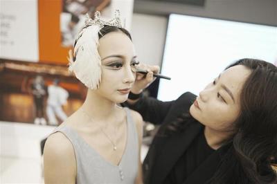 8岁至63岁，上海大剧院零基础芭蕾女团以舞台艺术造型乘风破浪